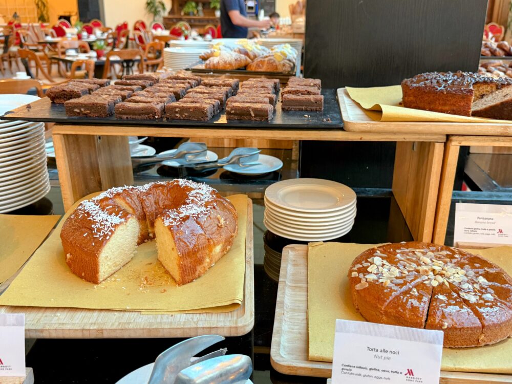 朝食ビュッフェに並ぶホールケーキやタルト、パウンドケーキなどのスイーツ類。