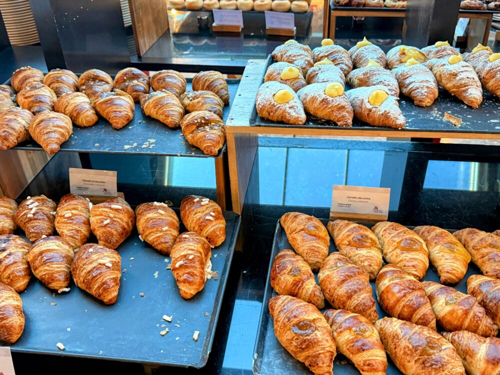 クリーム入りやプレーンなど、種類豊富な焼きたてのクロワッサン(コルネット)。