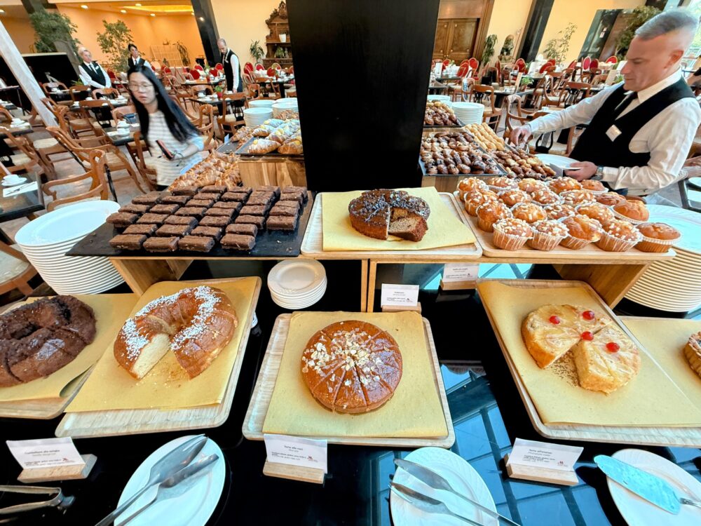 朝食ビュッフェに並ぶホールケーキやタルト、パウンドケーキなどのスイーツ類。