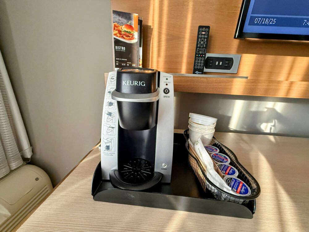 客室備え付けのキューリグ製コーヒーメーカーとKカップ。