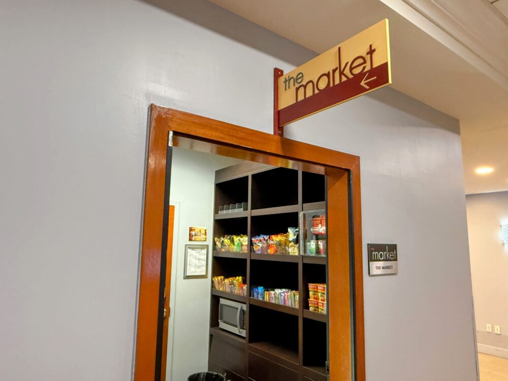 24時間営業の売店「The Market」軽食や飲み物を販売