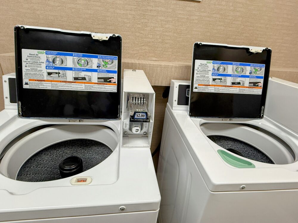 コートヤード・トロント・エアポートのコインランドリー(洗濯機)