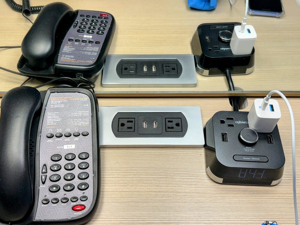 ベッドサイドのデスク上の電源ポート。コンセントとUSBポートが充実しており充電に便利。