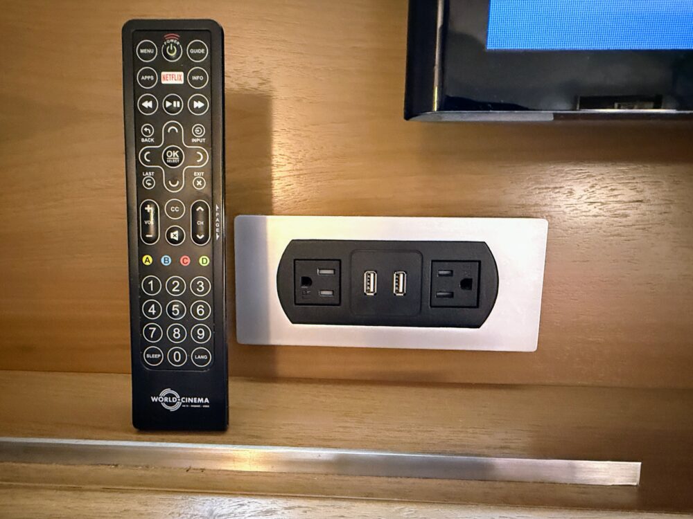デスク上の電源ポート。コンセントとUSBポートが充実しており充電に便利。
