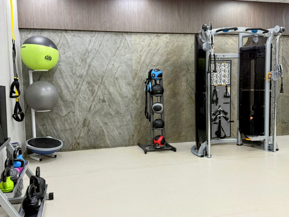 ジム内のファンクショナルトレーニングエリア。バランスボール、メディシンボール、TRXサスペンション、ケーブルマシンが完備されている。