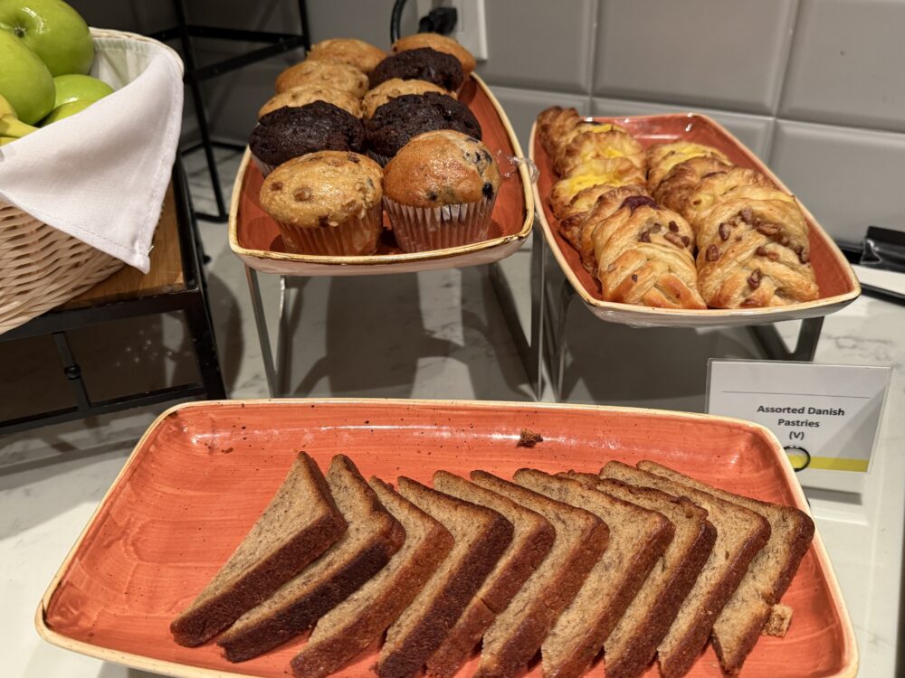 ペストリーコーナー。チョコチップマフィン、プレーンマフィン、カスタードデニッシュ、編み込みパイなどが並ぶ。