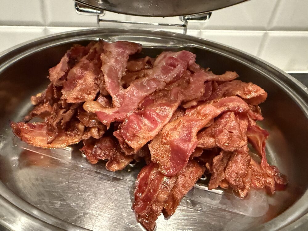 北米スタイルのカリカリに焼かれたベーコンが山盛りにされている様子。
