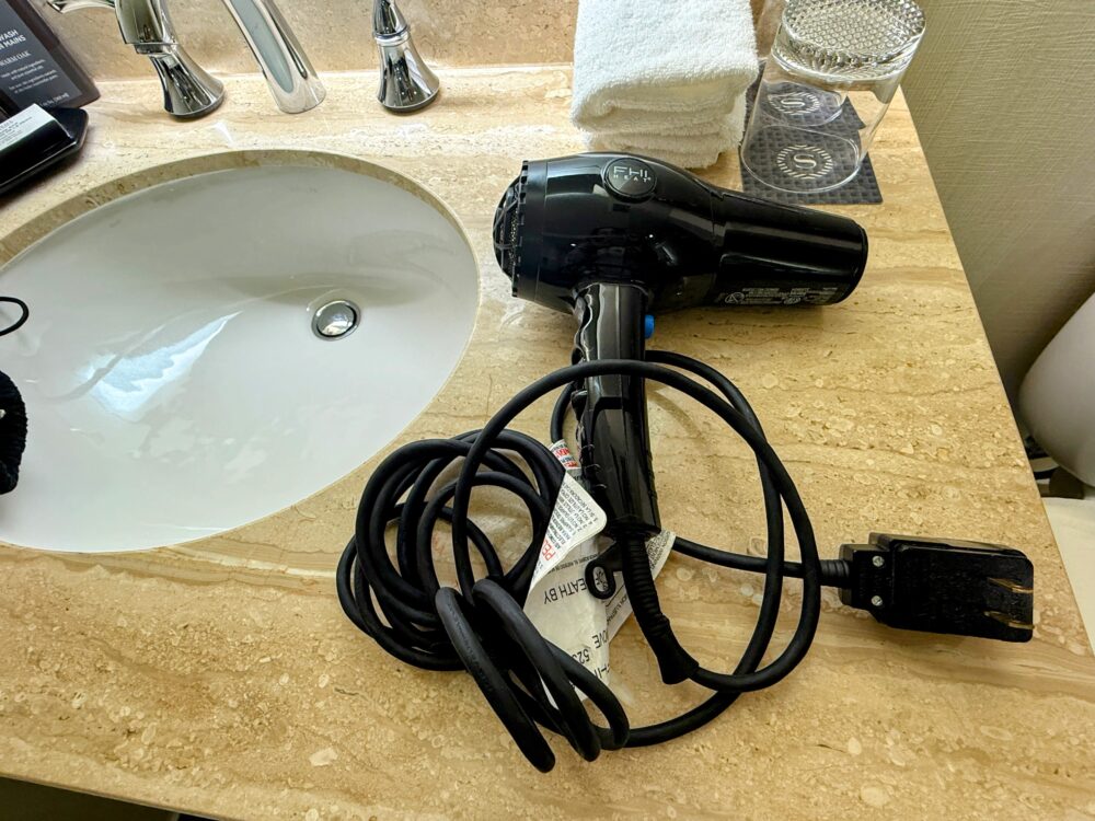 洗面台に置かれたFHI HEAT製のヘアドライヤー。