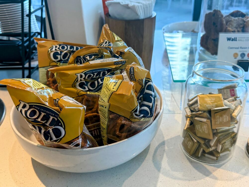 プレッツェルと個包装のチョコレート。