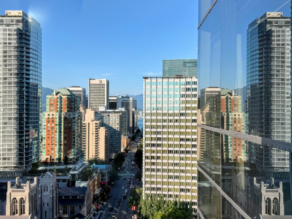 角部屋から見える景色。青空の下にそびえ立つダウンタウンのガラス張りの高層ビル群が、目の前に迫るような迫力がある。