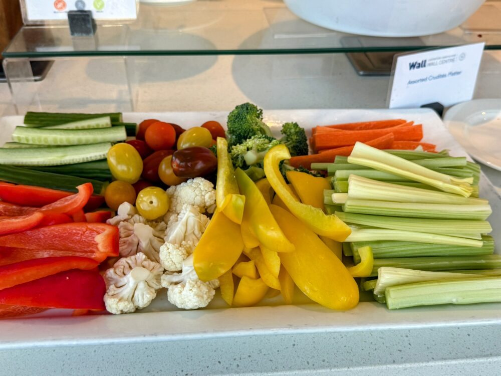 きゅうり、セロリ、パプリカなどの新鮮な野菜スティックと、カリフラワー、ミニトマト。