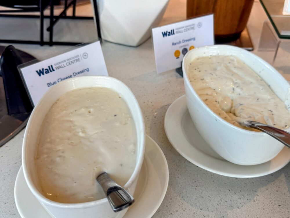 サラダ用のドレッシング2種。「Blue Cheese Dressing(ブルーチーズ)」と「Ranch Dressing(ランチ)」が用意されている。