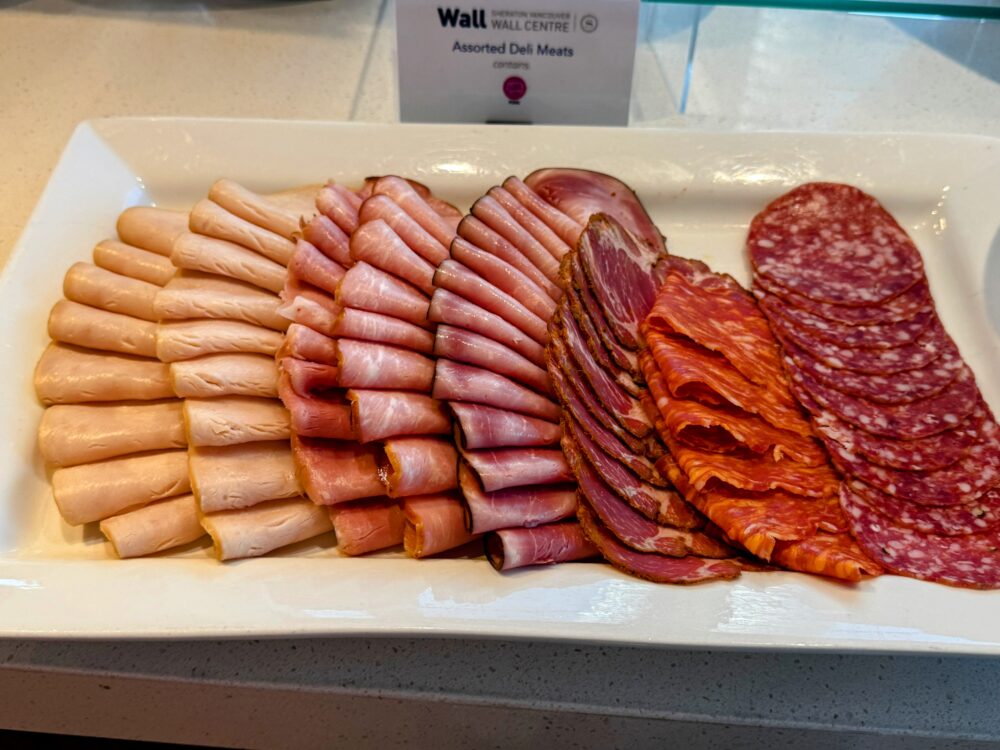 美しくスライスして並べられた「Assorted Deli Meats」。数種類のサラミ、ハム、生ハムなどが提供されている。