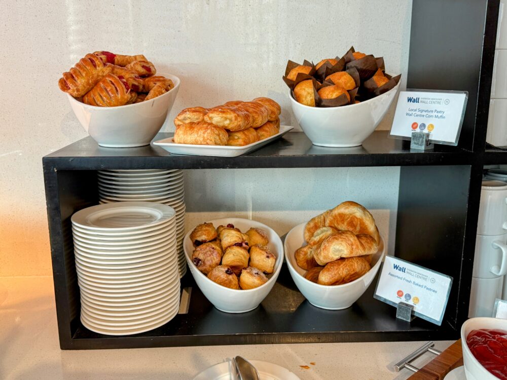 バスケットに盛られたクロワッサン、デニッシュ、そして「Local Signature Pastry」として紹介されているコーンマフィン。