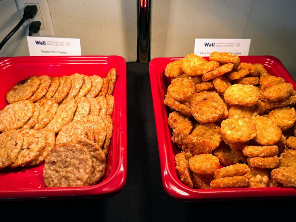 こんがりと焼かれたポークパティ(左)と、一口サイズのハッシュドポテト(右)。