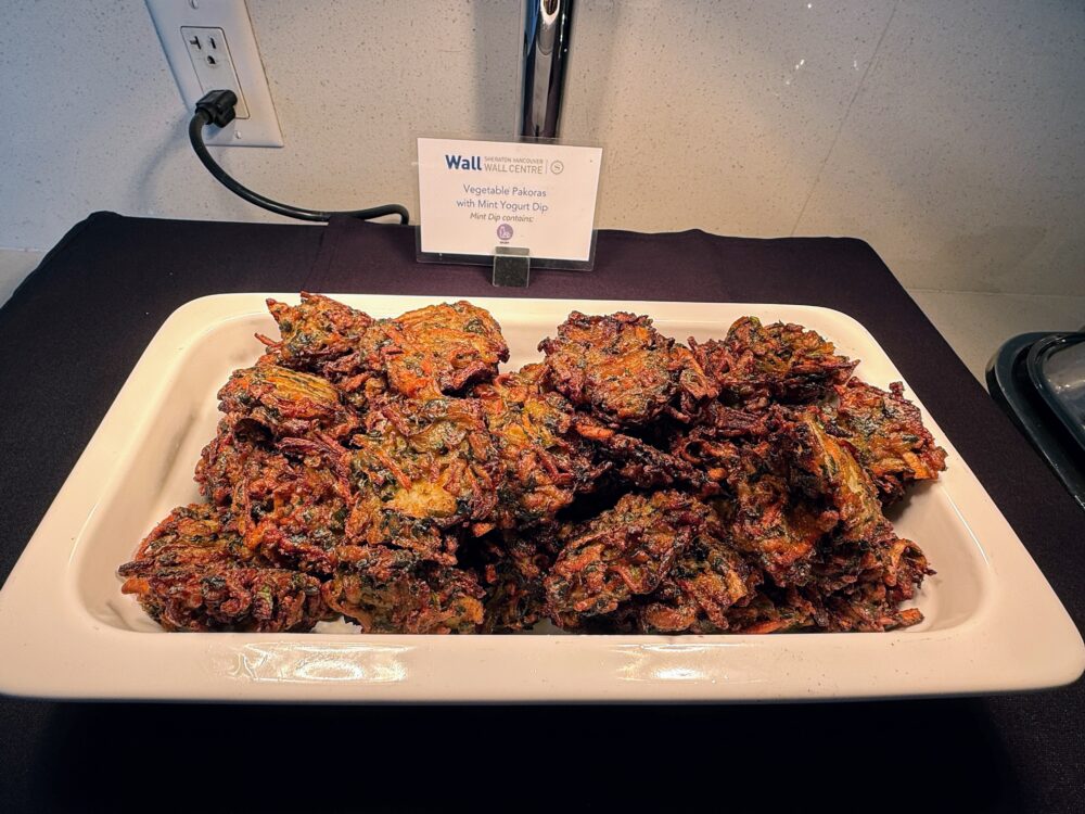「Vegetable Pakoras」のプレート。カリッと揚げられたインド風の野菜の天ぷら。