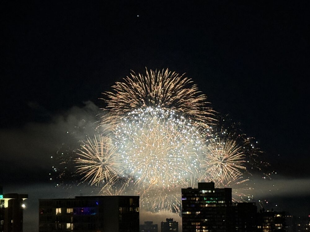 バンクーバーの花火大会「Honda Celebration of Light」で打ち上がる大輪の花火。