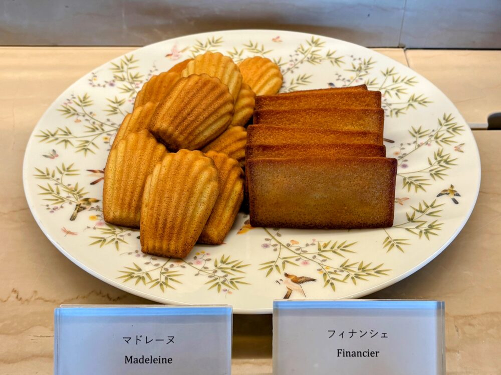 花柄のさらに盛り付けられたマドレーヌとフィナンシェ。