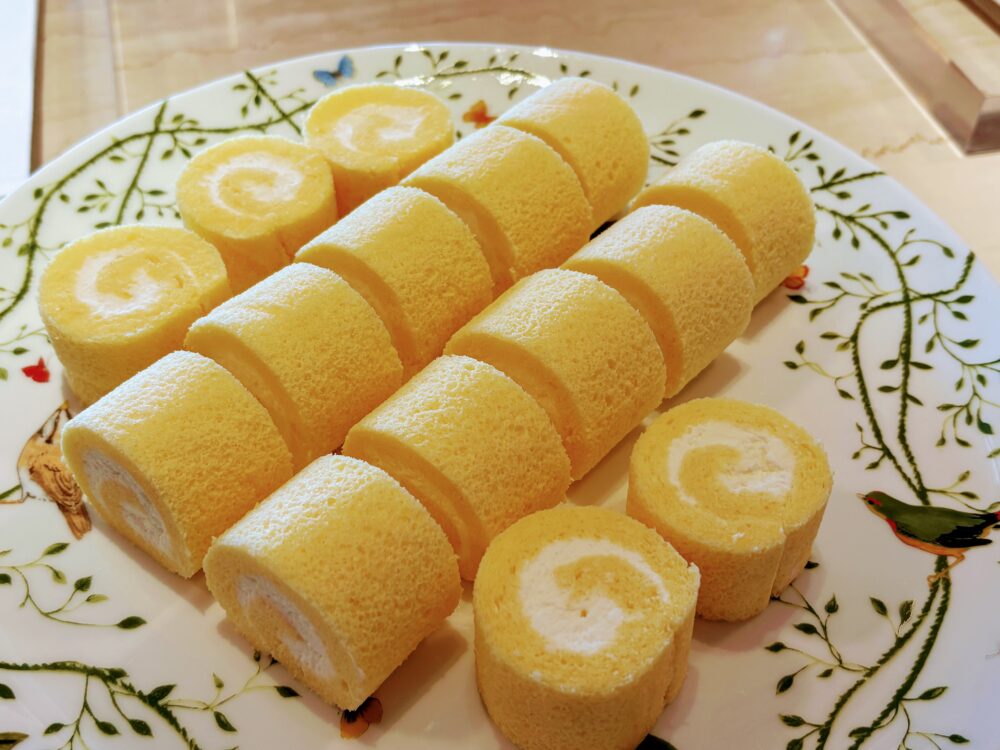 高級感のある皿に盛り付けられた一口サイズのロールケーキ。