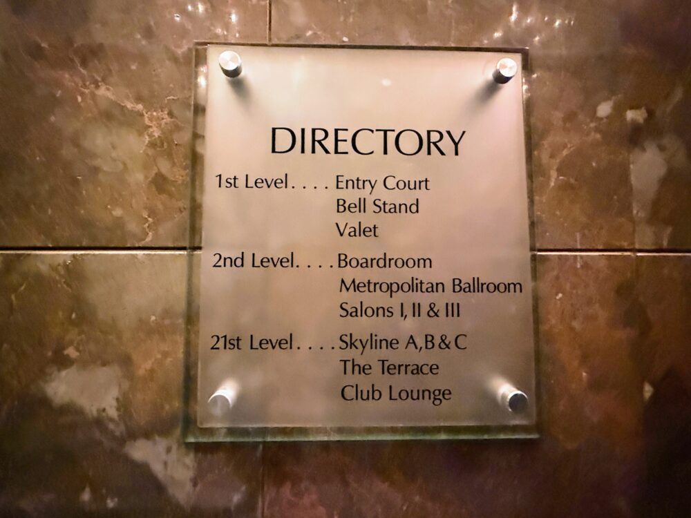 エレベーターホールのフロア案内板。21階に「Club Lounge(クラブラウンジ)」の文字が刻まれているが、現在は閉鎖されている。