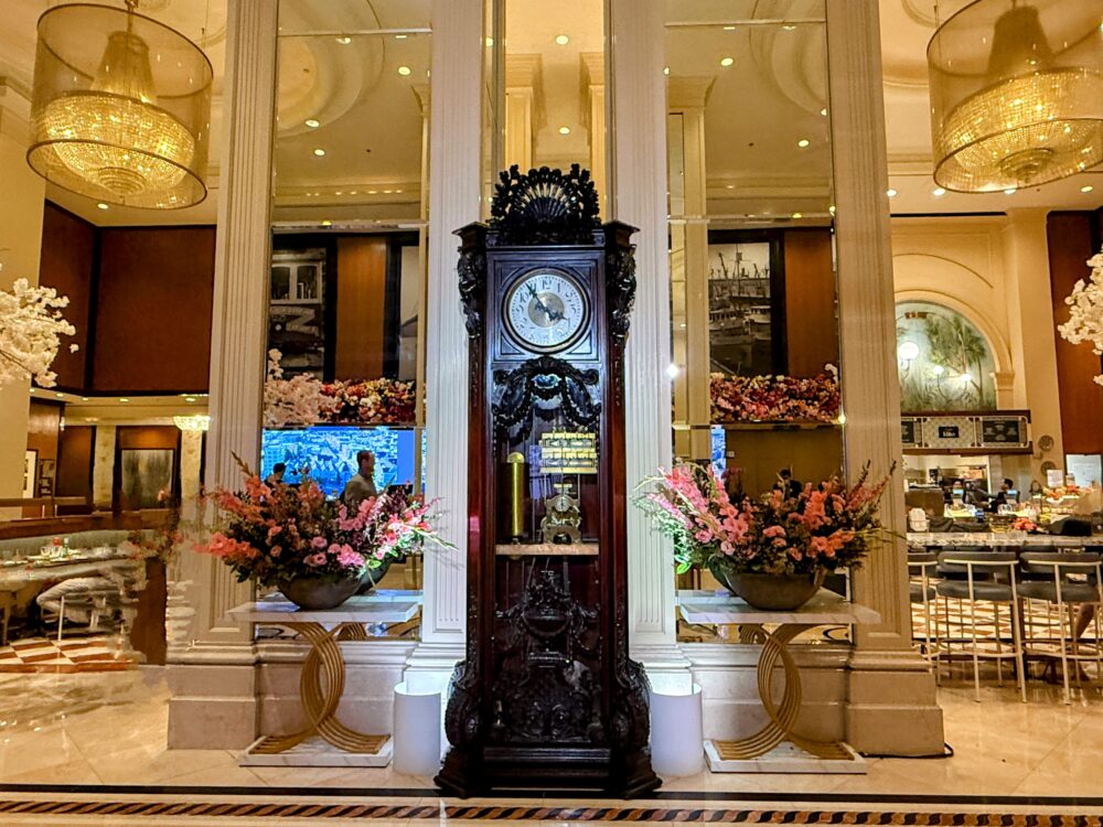 ウェスティン・セントフランシスの象徴である、重厚なアンティークの古時計（Master Clock）。