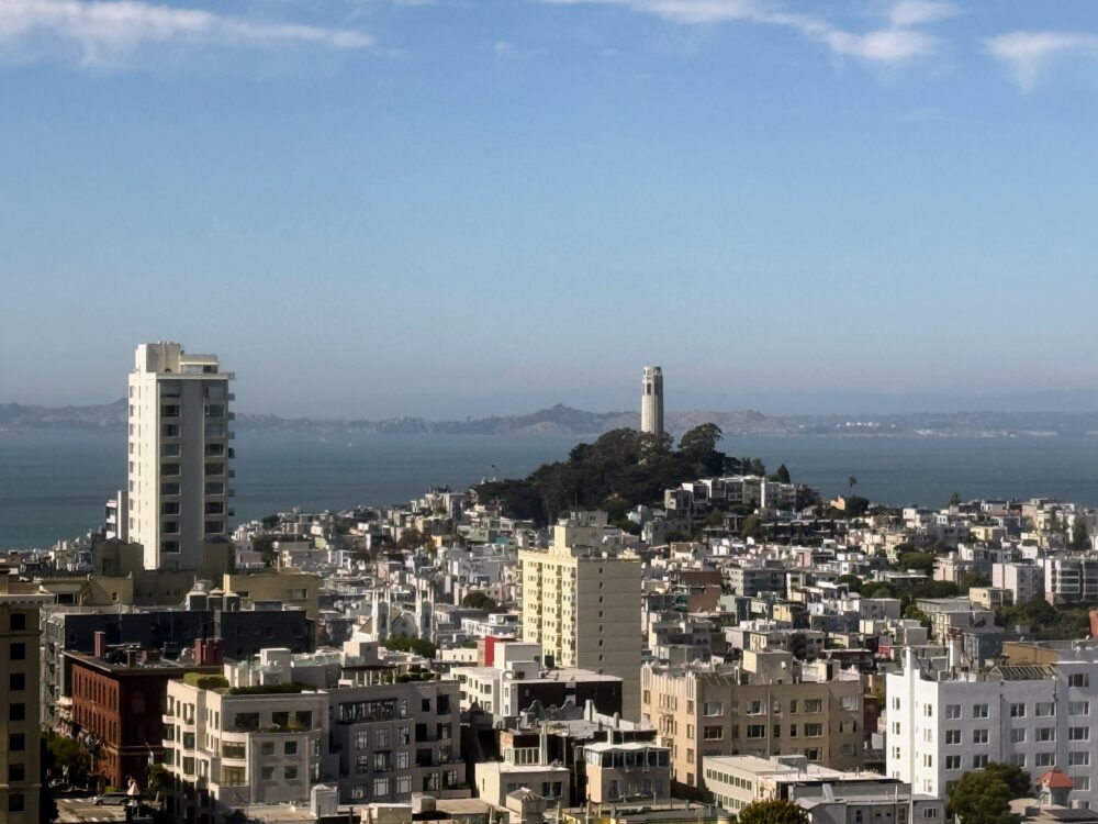 客室から望むコイト・タワーとサンフランシスコ湾の美しい景色。