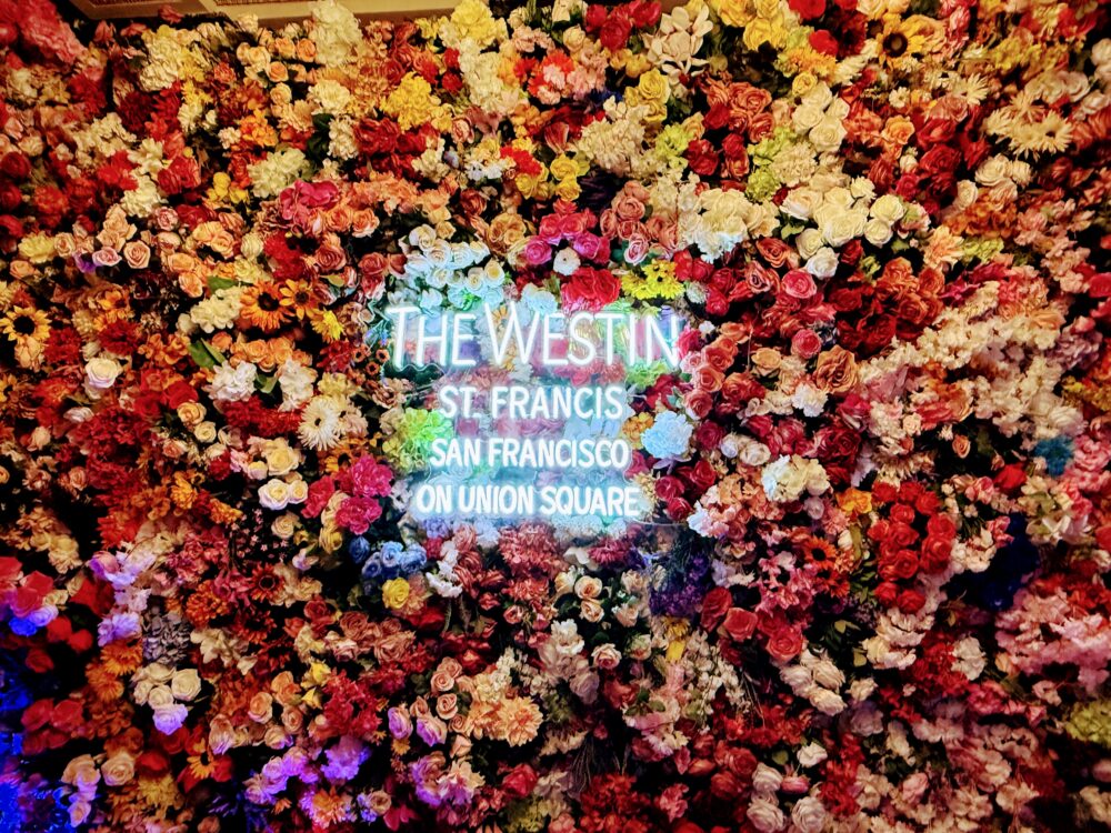 壁一面の色鮮やかな花と「THE WESTIN ST. FRANCIS」のネオンサインが輝くフォトスポット。