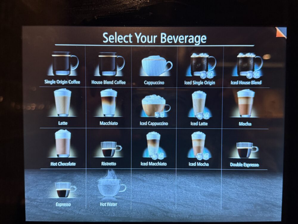 ラウンジにあるコーヒーマシンのタッチパネル画面。ラテ、モカ、ホットチョコレートなど豊富なメニュー。