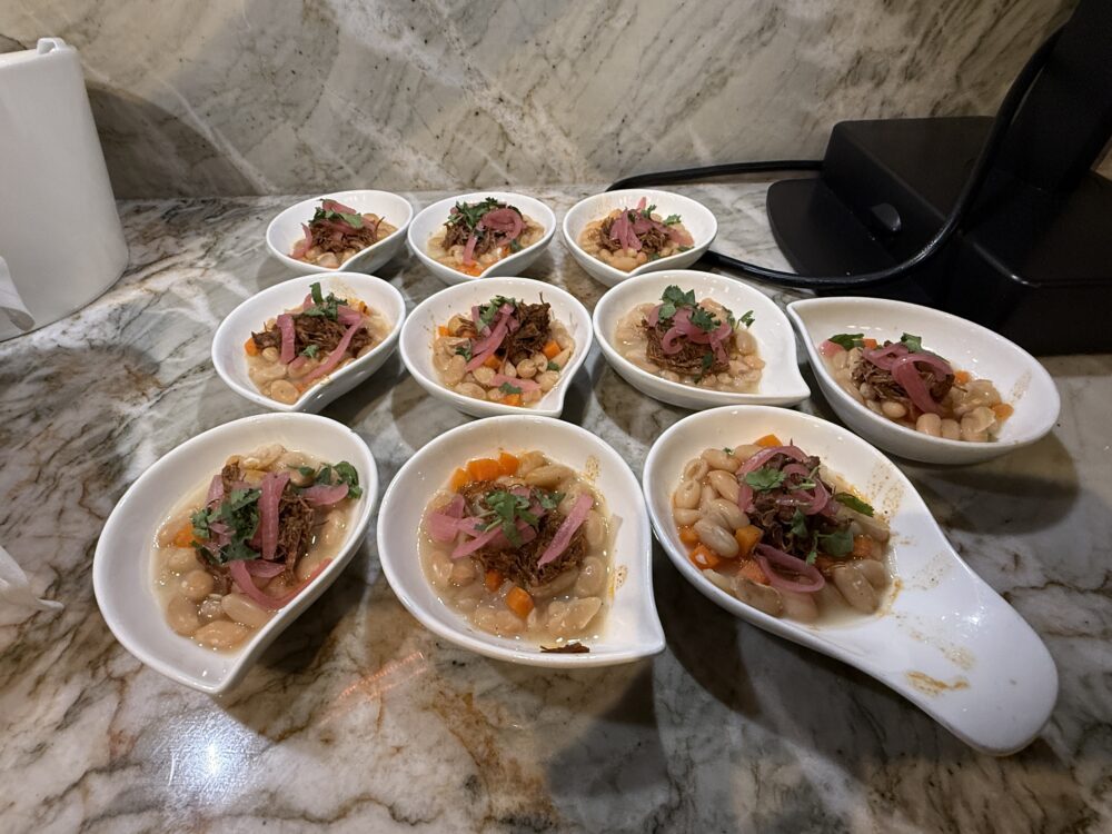 ラウンジのイブニングカクテルで提供された、ほぐし肉と豆のサラダ仕立ての小鉢。
