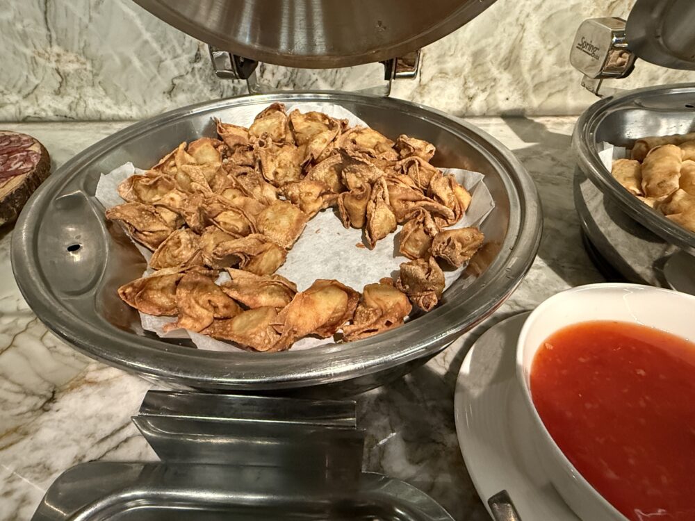 ビュッフェ台にある揚げワンタン（Fried Wontons）とスイートチリソース。
