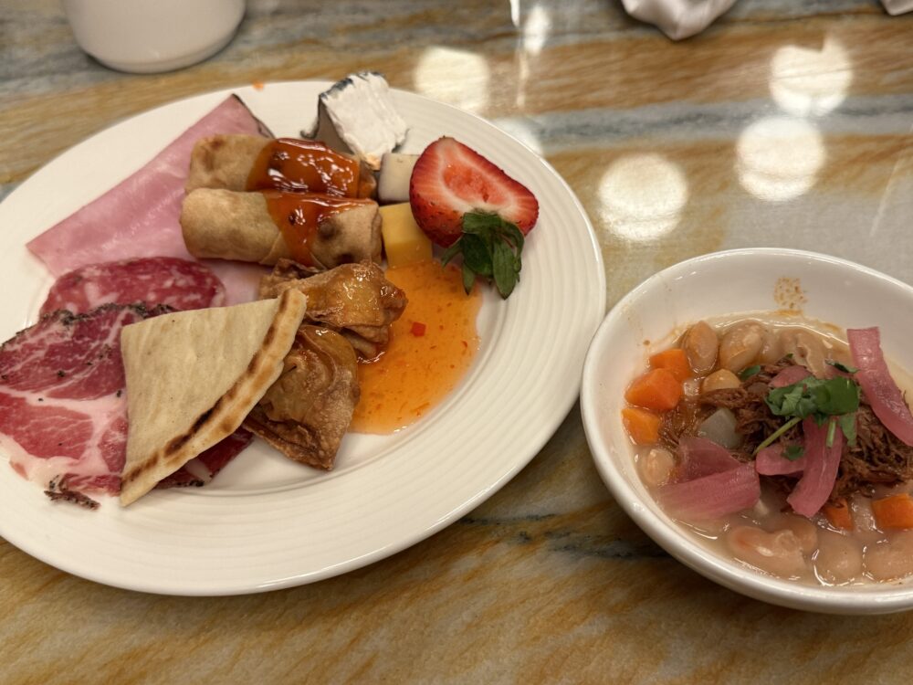 クラブラウンジのイブニングカクテルメニュー（ハム、チーズ、ワンタン、ピタパンなど）を盛り付けた、夕食代わりのワンプレート。