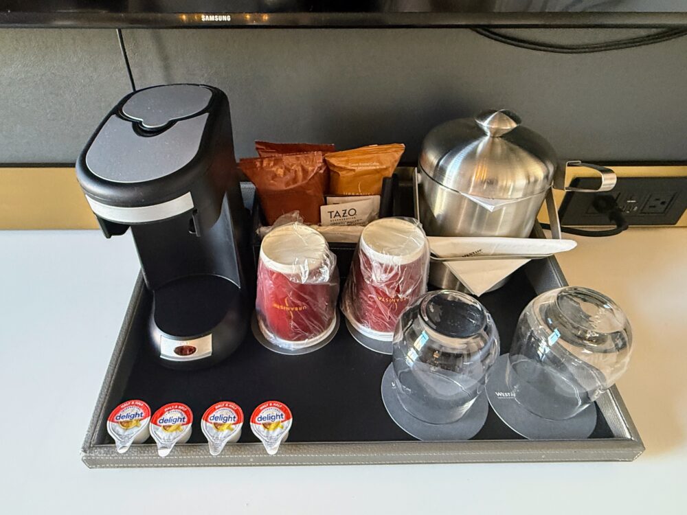 客室内のコーヒーマシンとスターバックスのコーヒー、TAZOティーのセット。