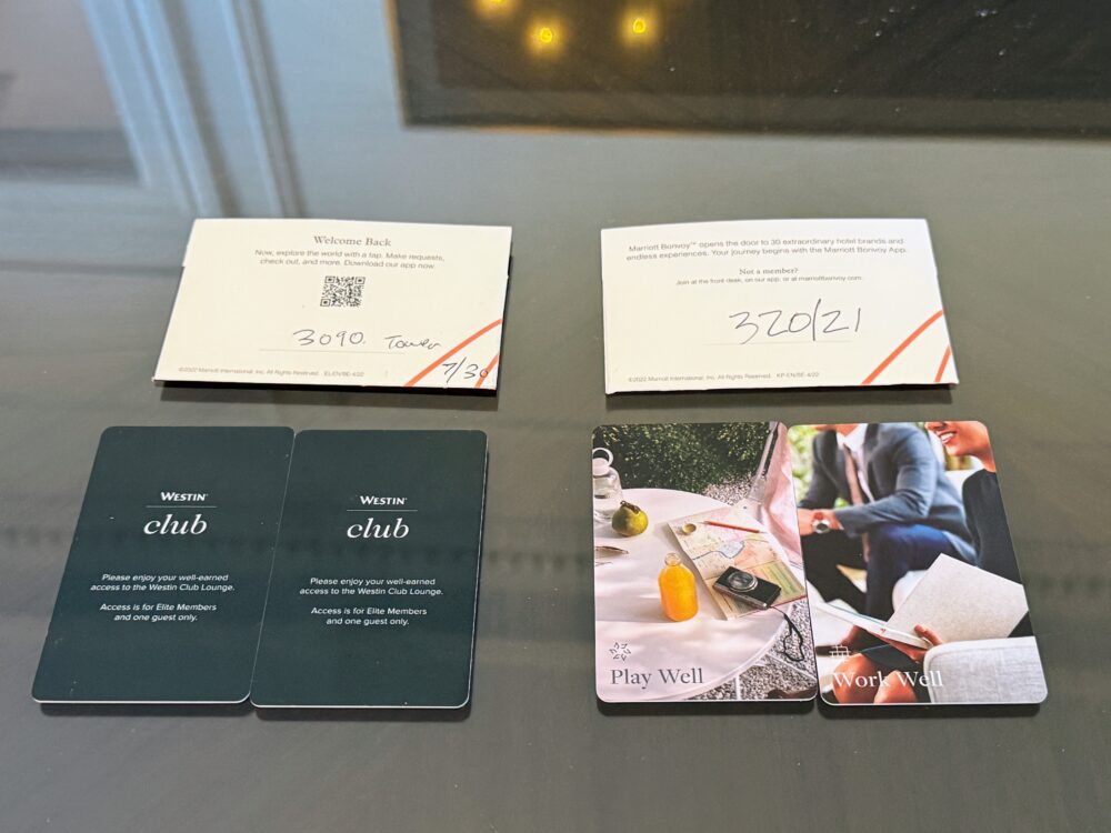 タワー館（3090号室）と本館スイート（320/321号室）のルームキーと部屋番号メモ。