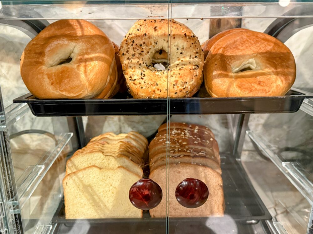 ショーケースに入ったベーグルと食パン。