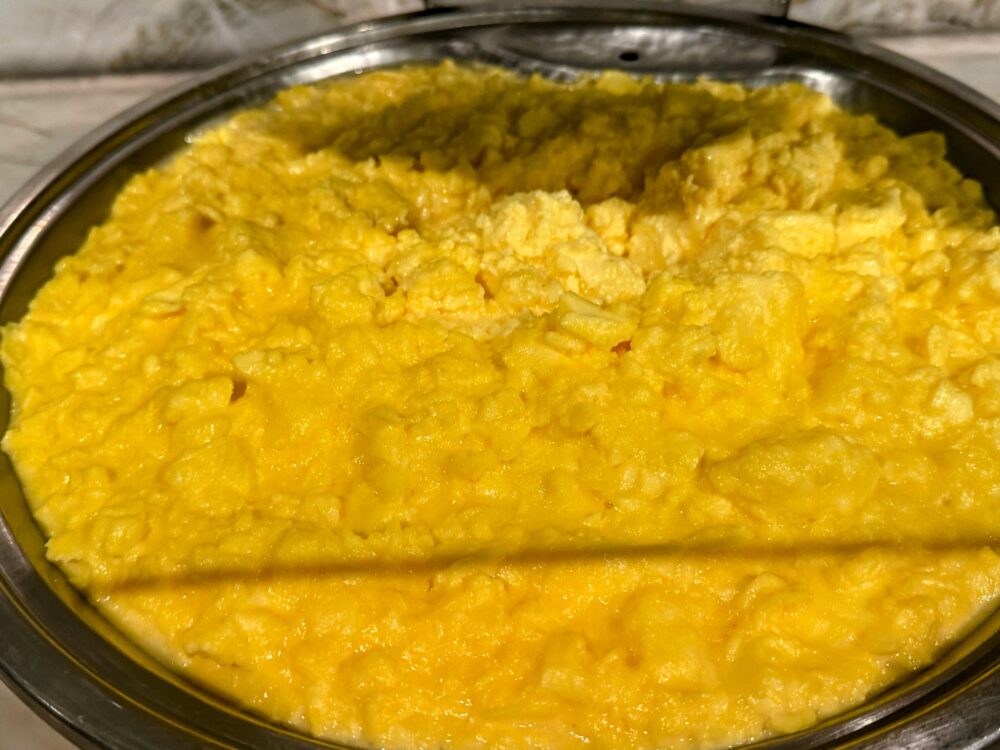 朝食ビュッフェの定番、ふわふわのスクランブルエッグ。