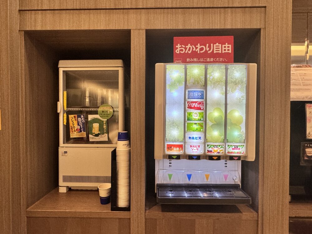 ソフトドリンクのディスペンサー(コーラ・ファンタメロン・カルピスなど)。