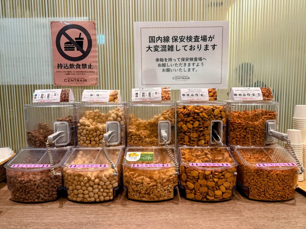 しるこサンドや麦チョコ、ナッツなどが入ったスナックディスペンサー(持ち出し禁止の注意書きあり)。