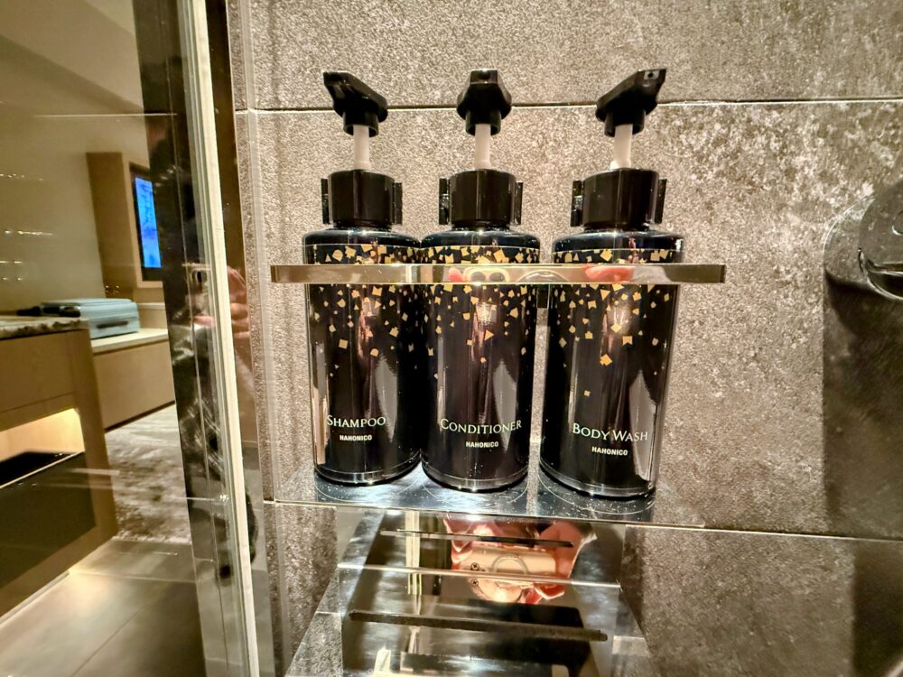 バスルームに備え付けられた「HAHONICO(ハホニコ)」のシャンプー、コンディショナー、ボディウォッシュ。