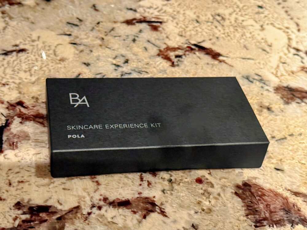 用意されているPOLA「B.A」スキンケアエクスペリエンスキットの黒い箱。