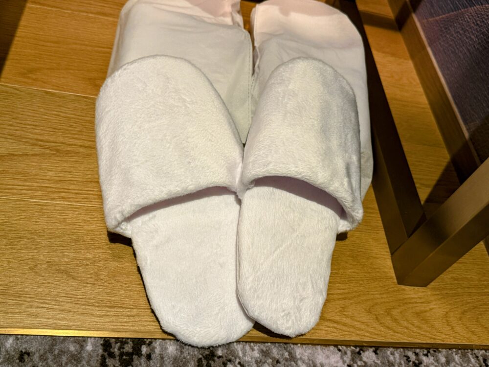 客室用の白いスリッパ。ふかふかとした厚みのある上質な素材で作られている。