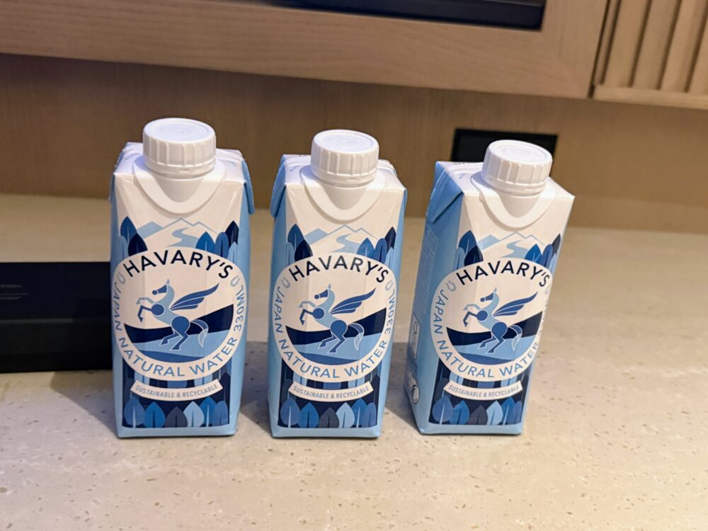 客室に用意された「HAVARY'S(ハバリーズ)」のナチュラルウォーター3本。ペガサスのイラストが描かれた紙パック入り。