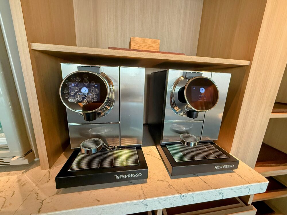 カウンターに設置された、2台のスタイリッシュな業務用のネスプレッソコーヒーマシン。