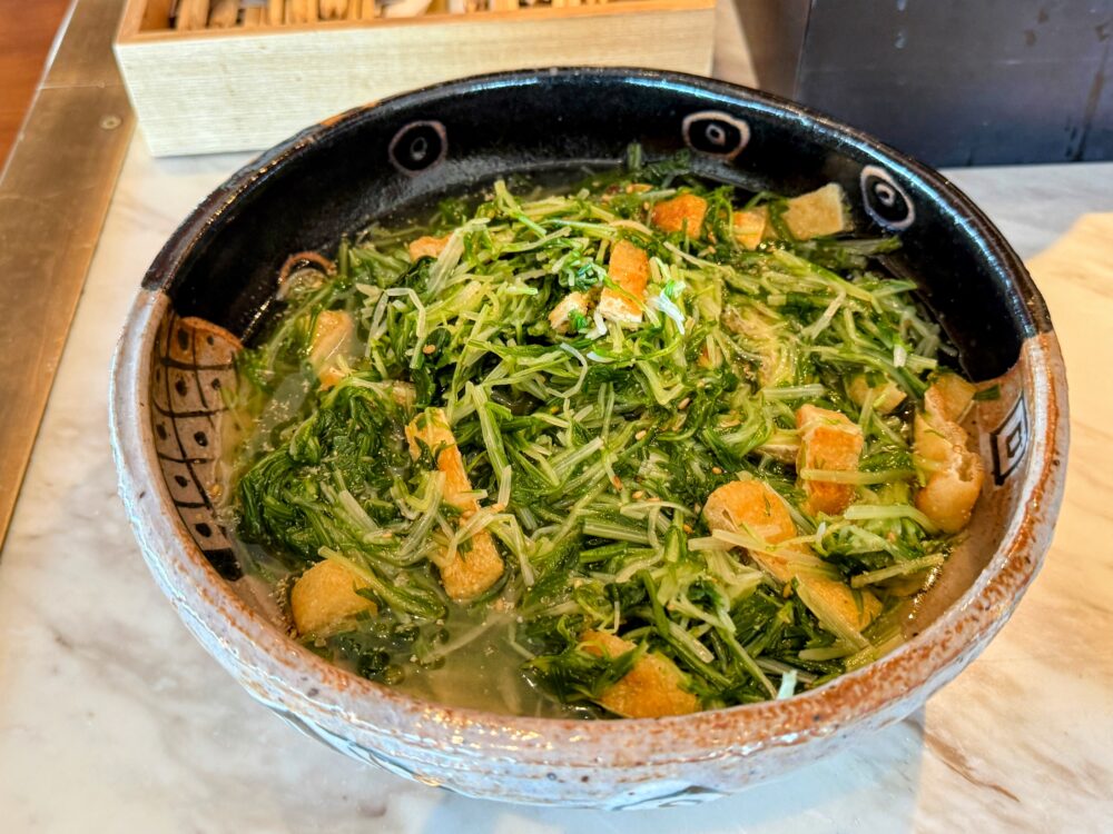 大きな和柄の鉢にたっぷり盛られた、水菜と油揚げのお浸し(煮浸し)。