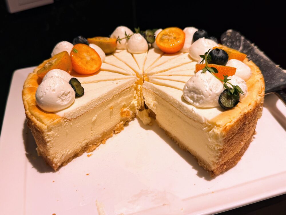 ウェスティン上海 クラブラウンジのホールケーキ(チーズケーキ)。