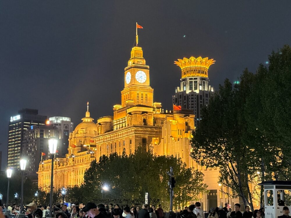 上海・外灘(バンド)のライトアップされた歴史的建築群の夜景とウェスティン上海の屋上オブジェ。