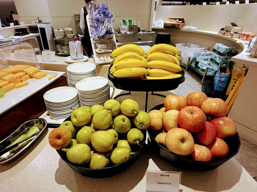 No.71ラウンジの季節のフルーツコーナー(时令水果 Seasonal Fruit)。バナナ・洋梨・りんごが大皿に山盛りで提供されている。