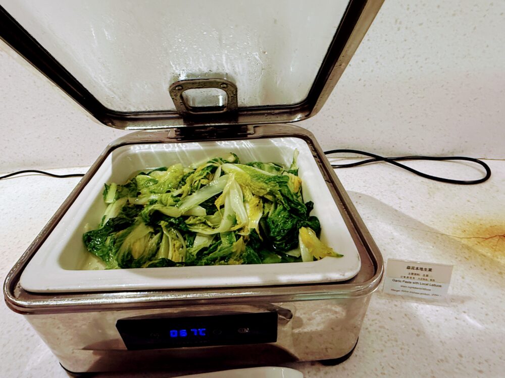 No.71ラウンジビュッフェの温菜。「蒜泥本地生菜 Garlic Paste with Local Lettuce」の表示があり、青菜をにんにくで炒めたシンプルな一品。