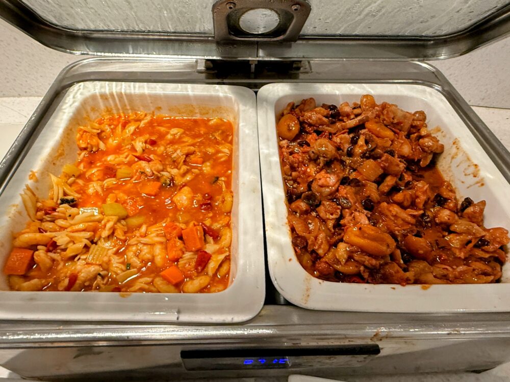 No.71ラウンジビュッフェの温かいおかず2種。左に海老と野菜のトマトソース炒め、右に豚肉と黒豆の煮込み炒め。