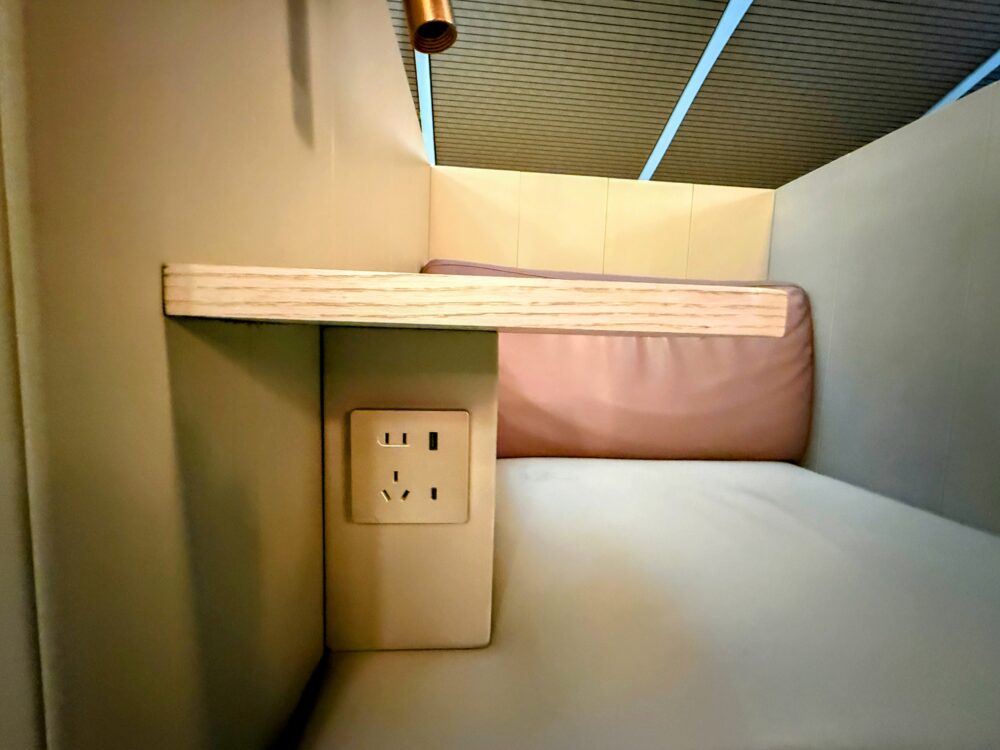 No.72ラウンジのブース席に備え付けられた電源コンセントとUSBポート。充電しながらくつろげる設計。