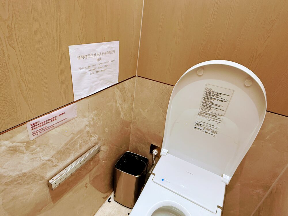 No.72ラウンジのトイレ個室。ウォシュレット付きの洋式トイレが設置されている。